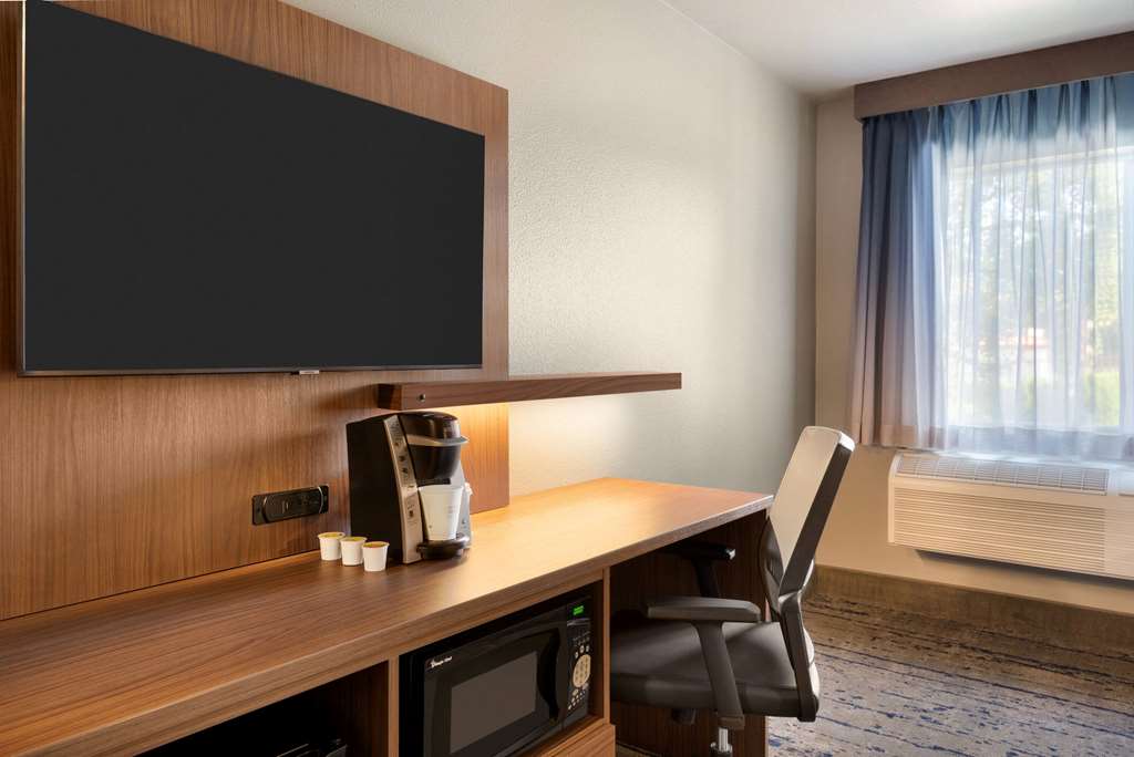 La Quinta Inn & Suites by Wyndham Springfield - photo 24