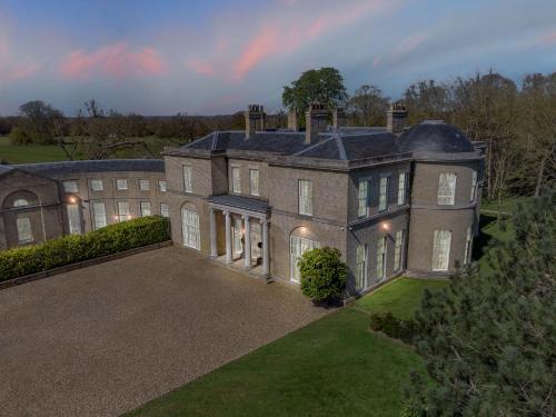 Beccles Georgian Mansion l 9 Bedrooms Hot Tub & Parkland — 4-Star Luxury Hotel in Beccles, United Kingdom