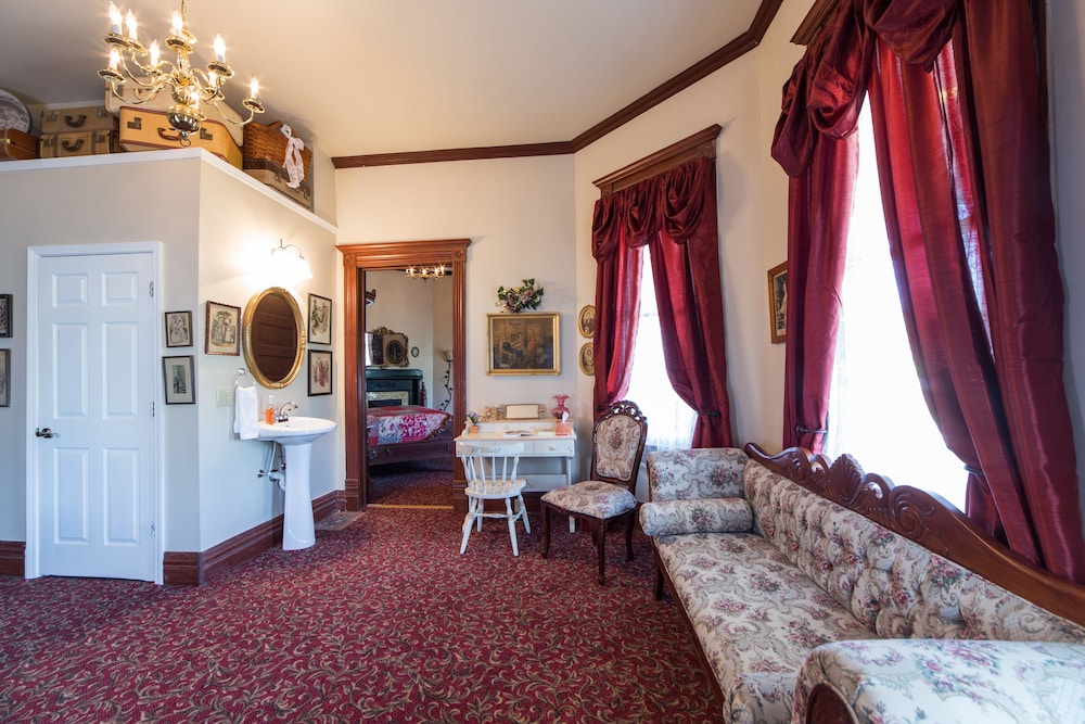 Grand Victorian Inn - photo 14