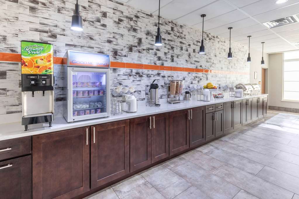 La Quinta Inn & Suites by Wyndham Dallas Frisco Stadium - photo 11