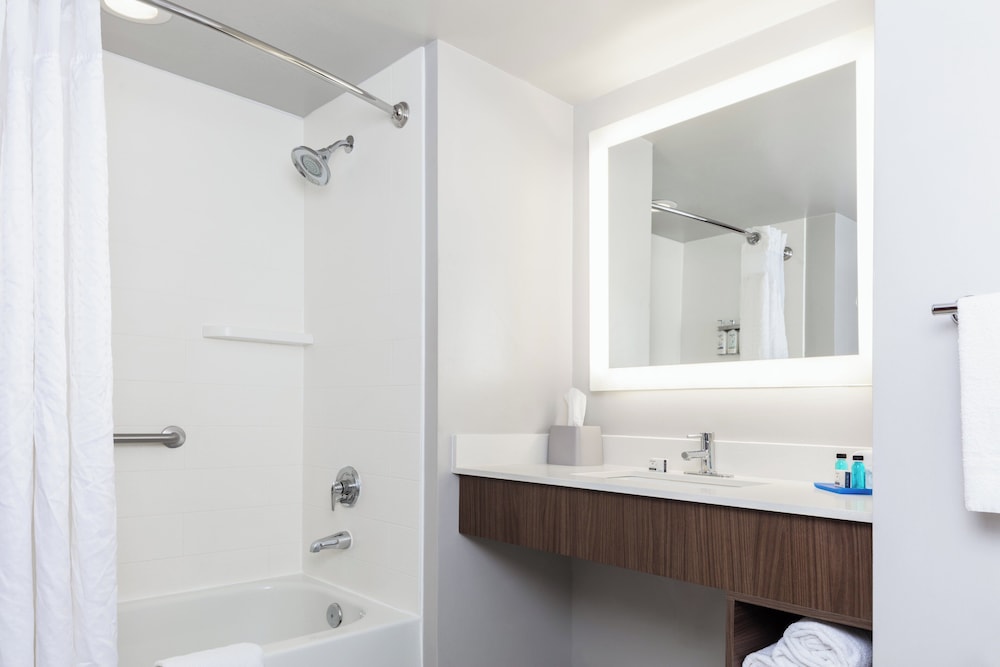 Holiday Inn Express & Suites Newport News by IHG - photo 11