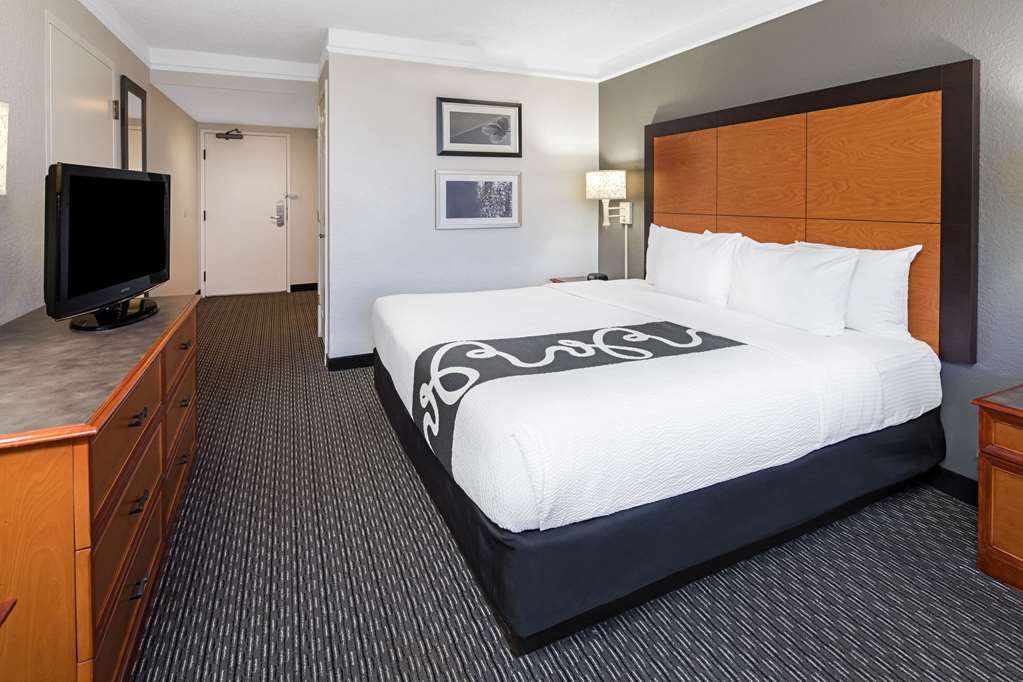La Quinta Inn & Suites by Wyndham Buena Park - photo 12