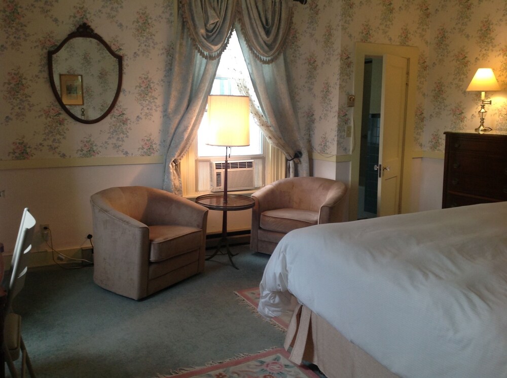 The Linden Tree Inn - photo 12
