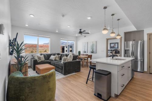 Red Rock Oasis Brand New Home 3 Bed Sleeps 10 — 4-Star Luxury Hotel in Washington, United States