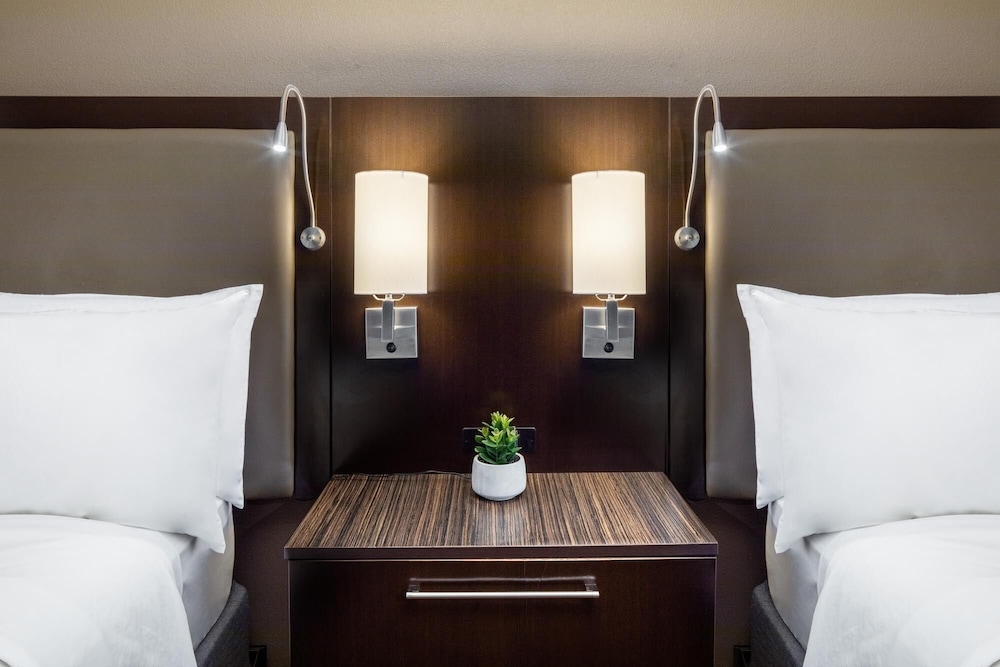 Holiday Inn & Suites Phoenix Airport North by IHG - photo 18