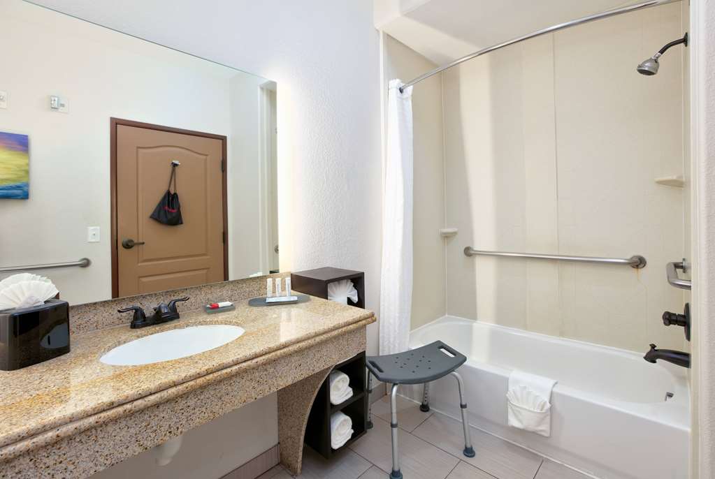 La Quinta Inn & Suites by Wyndham Dallas Grand Prairie South - photo 50