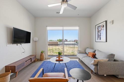Modern Nulu 2BR CozySuites 06 — 4-Star Luxury Hotel in Louisville, United States