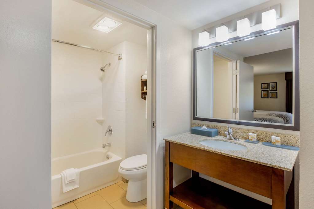 La Quinta Inn & Suites by Wyndham Oakland Hayward - photo 19