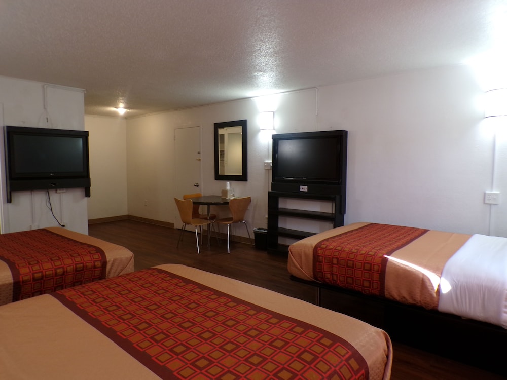 Regal 8 Inn & Suites - photo 14