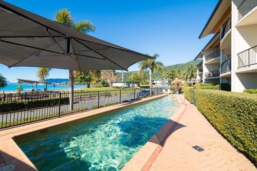Whitsunday Beachfront Apartment on Coral Esplanade — 4-Star Luxury Hotel in Cannonvale, Australia