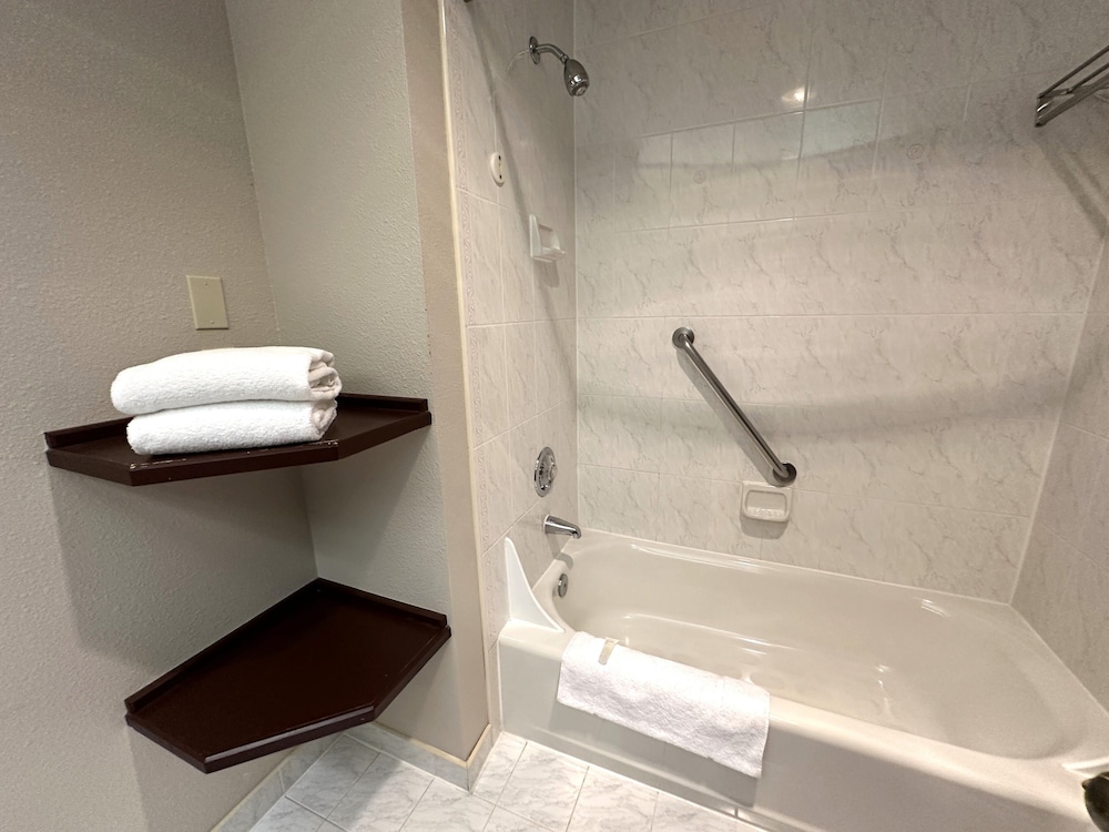 Sojourn Suites Portland Airport - photo 16