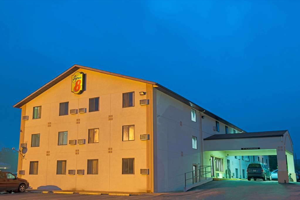 Super 8 by Wyndham Eureka Six Flags Nearby - photo 2