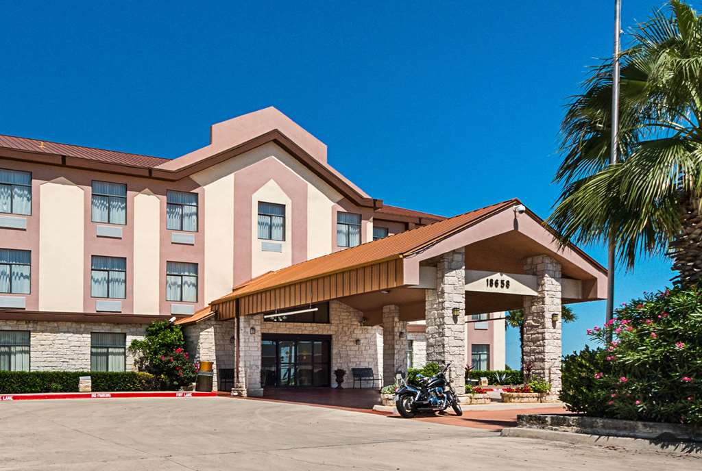 Quality Inn & Suites Buda - carbon neutral hotel in Buda