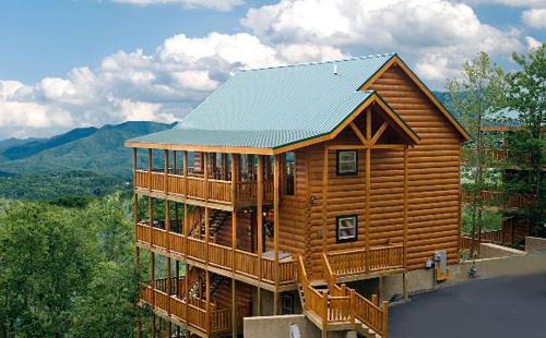 Bashful Bear: 6bdrm 6bath Specials Free Tickets Elevator Amazing View Hot Tub Gameroom in Pigeon Forge, United States
