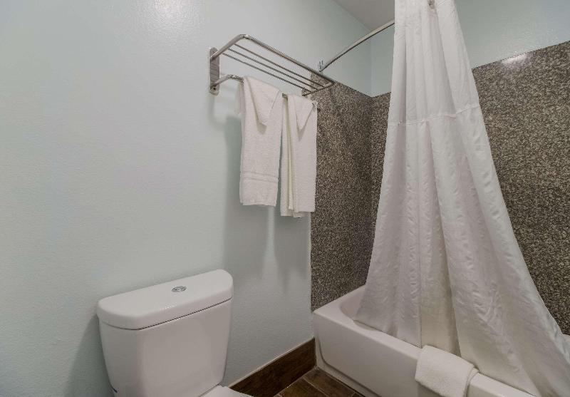 Econo Lodge Inn & Suites Fulton Rockport - photo 73