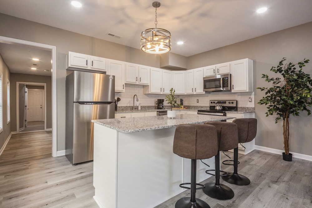 Newly renovated 4BR CozySuites - photo 23
