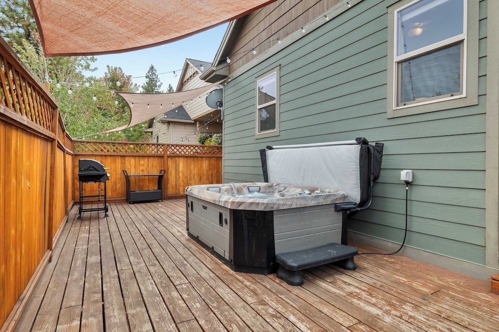 Hot tub Pet friendly 30 min to Mt Bachelor — 4-Star Luxury Hotel in Bend, United States