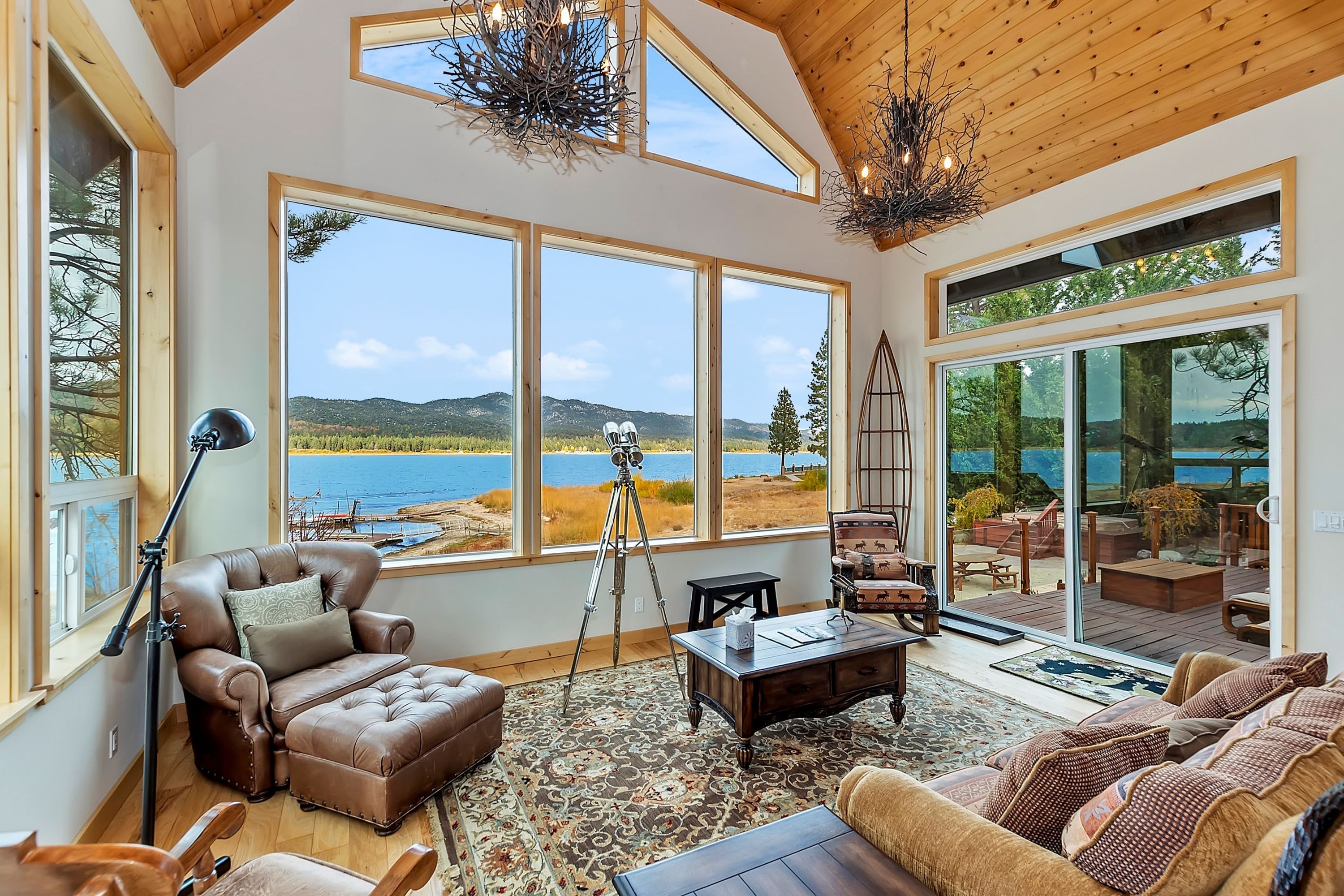 Lagunita Shores by Avantstay Beautiful Lakefront Mansion w Hot Tub & BBQ - photo 6