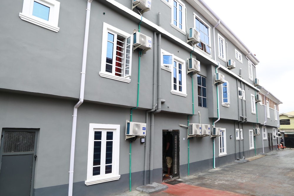Danahotelandsuites - last minute hotel in Lagos