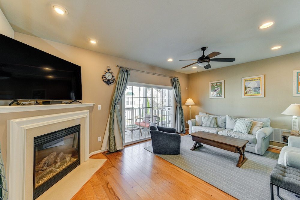 2 Mi to Beach Townhome with Breezy Balcony — 4-Star Luxury Hotel in Rehoboth Beach, United States