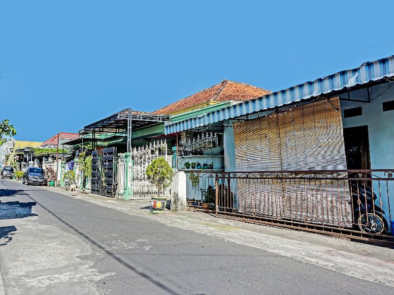 Oyo 91502 Kost Bu Lilies Syariah — hotel in Tulungagung