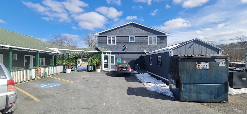 Werry s Cottages Motel & Pub by OYO East Stroudsburg Poconos — hotel in East Stroudsburg