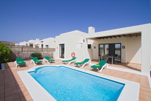 Ereza Villas Las Buganvillas — 4-Star Luxury Hotel in Playa Blanca, Spain