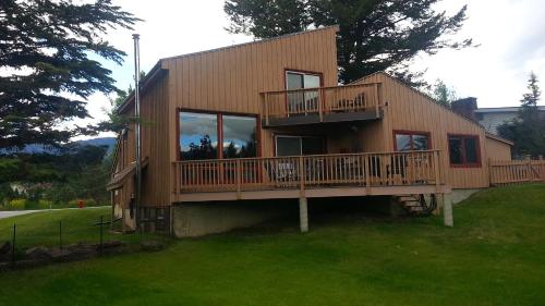 From 159 per night Invermere on the Lake 4 Br Lakeside Mtn View Home Huge Yard Beaches Boats Fish Bike Eateries Bakery and Pubs Welcome Family's Healthcare Workers and Trades Monthly Rentals of 28 Nights or More — 4-Star Luxury Hotel in Invermere, Canada