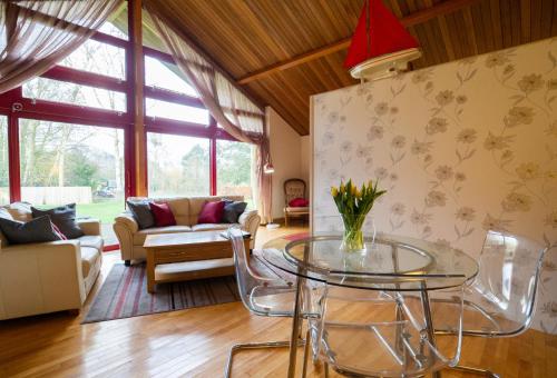 Surlingham Lodge Studio Large Family Cottage — 4-Star Luxury Hotel in Norwich, United Kingdom