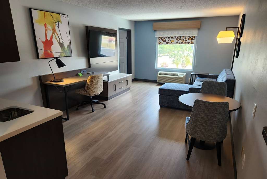 La Quinta Inn & Suites by Wyndham Warner Robins Robins AFB - photo 20