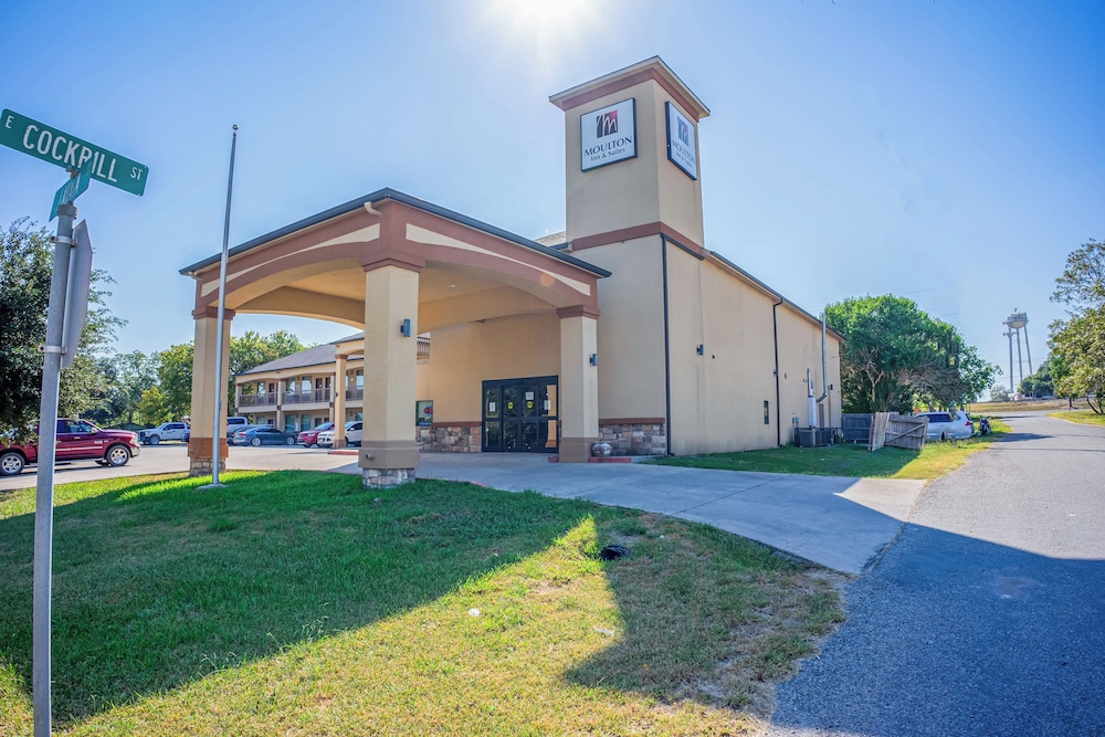 Moulton Inn & Suites By OYO Near Shiner TX - photo 39