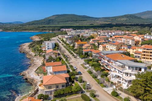 Stylish & Spacious Townhouse Walk to Beach & Town — 4-Star Luxury Hotel in Casaluce, Italy