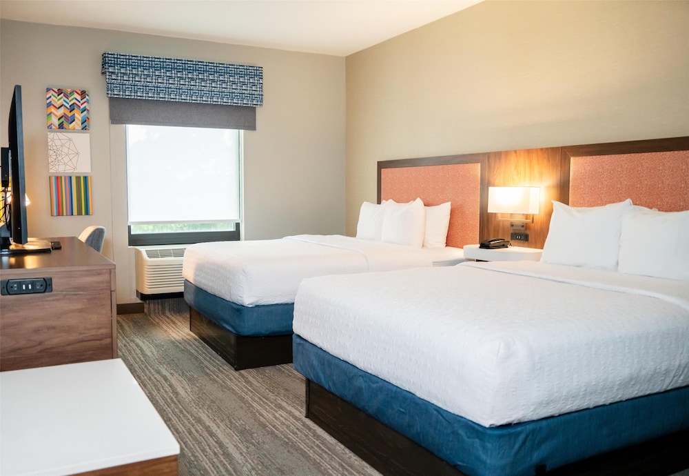 Hampton Inn Gonzales - photo 16