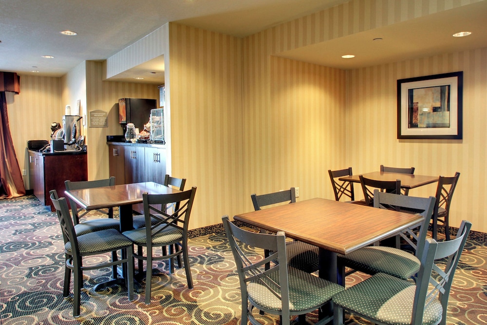 Cobblestone Inn & Suites Carrington - photo 41