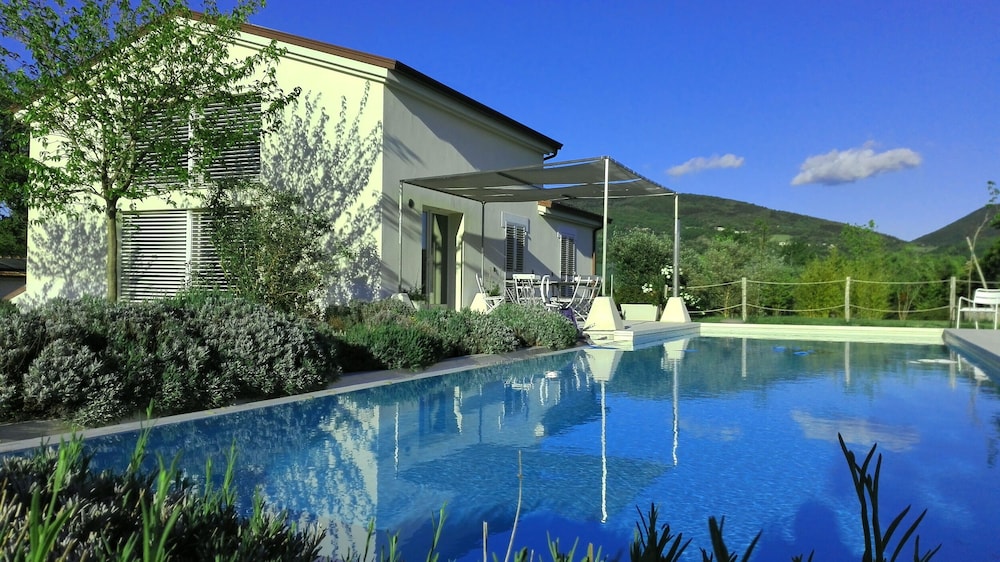 Hillside Villa With Swimming Pool and Jacuzzi Frasassi Caves — 4-Star Luxury Hotel in Sassoferrato, Italy