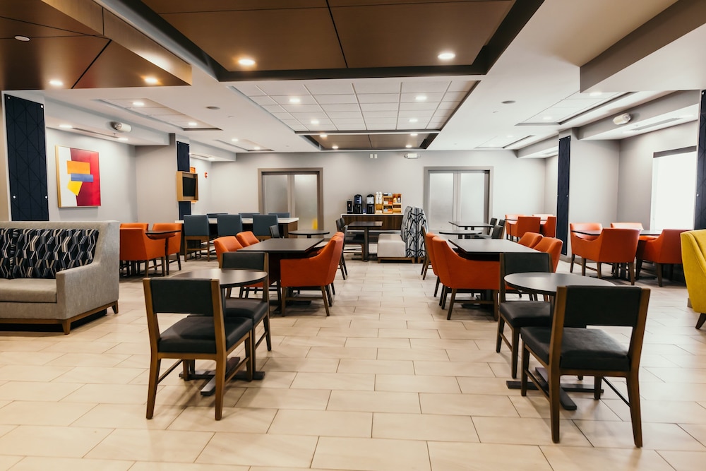 Holiday Inn Express and Suites Urbandale by IHG - photo 21