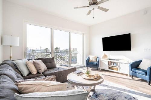10 Star Luxury Beach Condo Anchor Oasis — 4-Star Luxury Hotel in Saint Pete Beach, United States