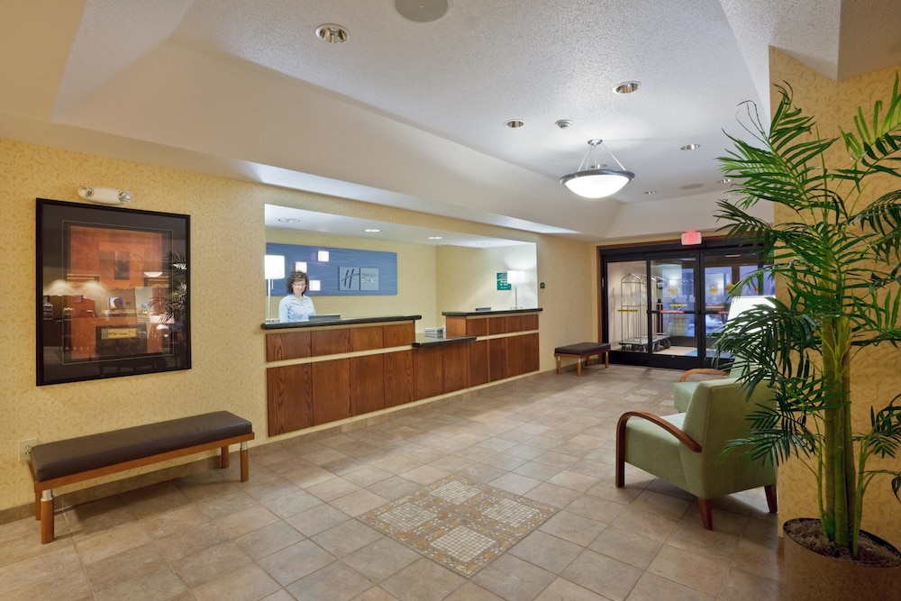Holiday Inn Express Kansas City at the Legends by IHG - photo 2