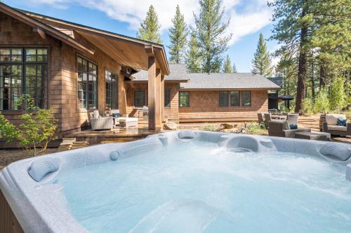 First Light Farmhouse Hot Tub Gourmet Kitchen Premier Neighborhood — 4-Star Luxury Hotel in Truckee, United States