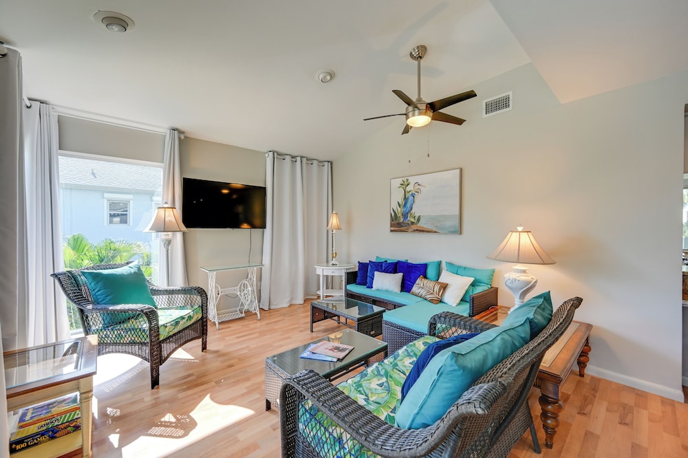 Sunny Marco Island Gem with Shared Pool and Dock in Marco Island, United States