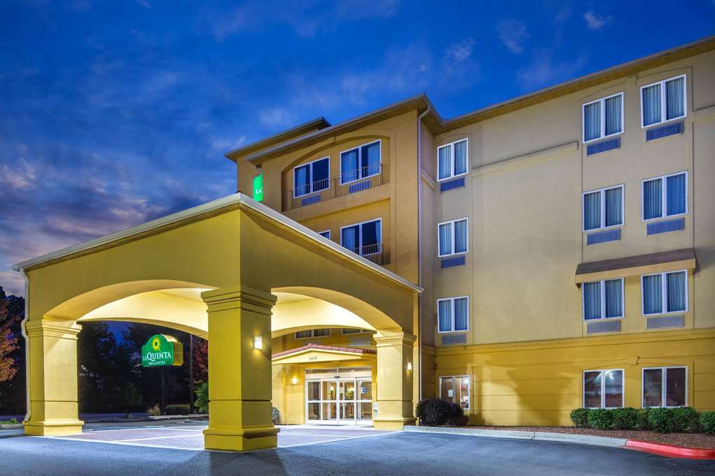 La Quinta Inn & Suites by Wyndham Atlanta Union City - photo 7