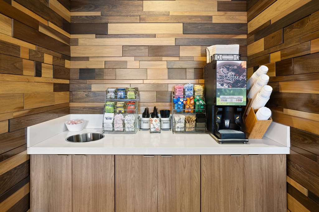 La Quinta Inn & Suites by Wyndham Atlanta Airport North - photo 34