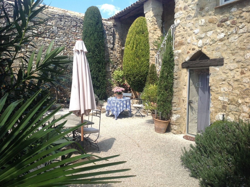 Maison d'hôtes La Cour des Lauriers — 5-Star Luxury Hotel in Nimes, France