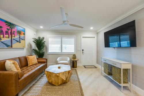 Naples Studio 1 Block to Beach and Restaurants — 4-Star Luxury Hotel in Naples, United States