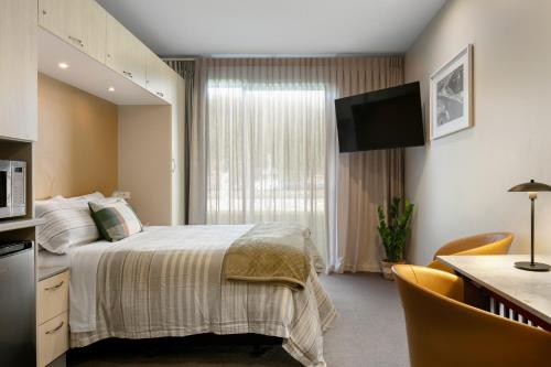 Pool & River Views 600m To CBD in Gisborne, New Zealand