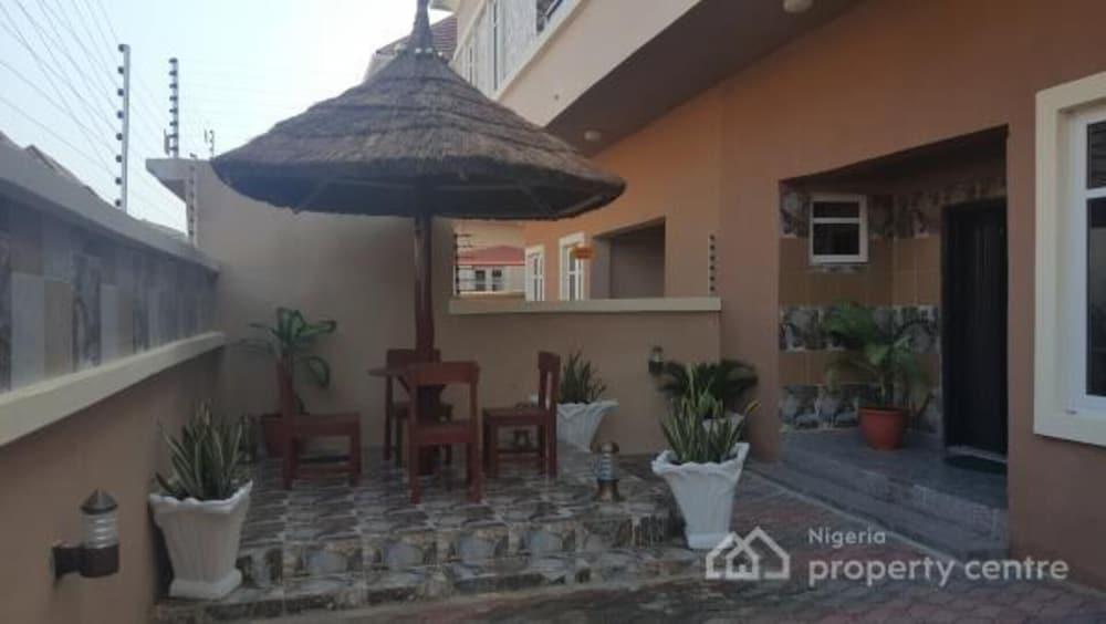 3Bed Duplex Sleeps 6 Parking Garden Chef Option — 4-Star Luxury Hotel in Ikeja, Nigeria