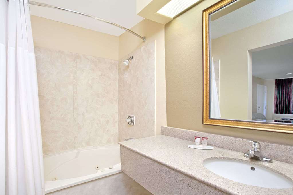 Days Inn by Wyndham Kerrville - photo 10