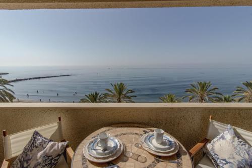Larycorte Beautiful 3bdr beachfront apartment — 4-Star Luxury Hotel in Marbella, Spain