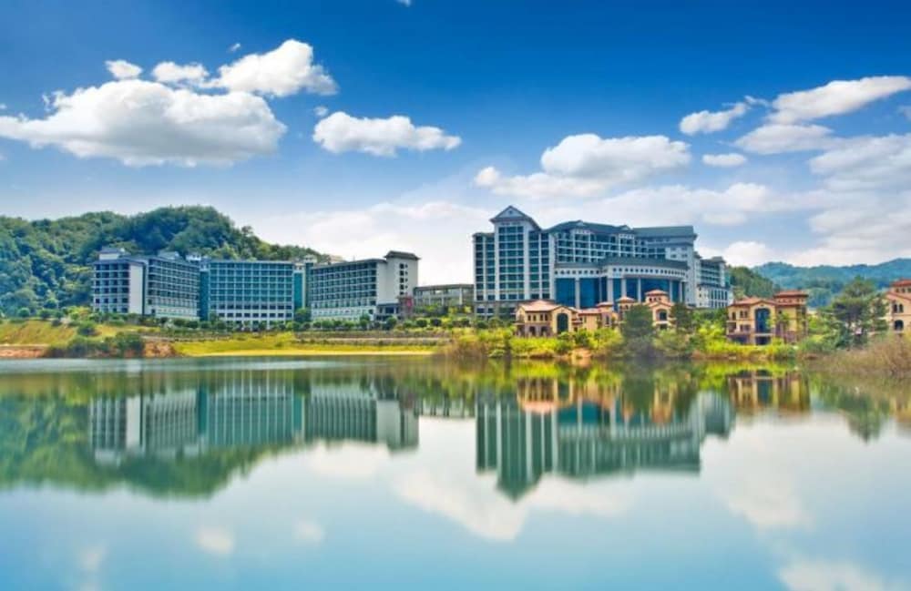 Mels Weldon Evergreen Lake Hotel — 5-Star Luxury Hotel in Heyuan, People's Republic of China