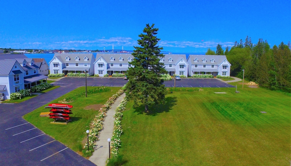 Clearwater Lakeshore Motel — Mackinaw